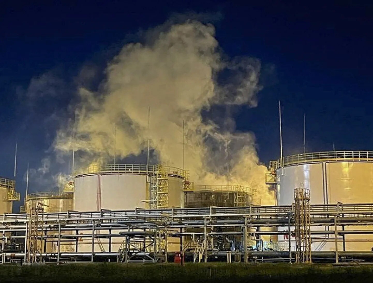 Avoti: Pēc Ukrainas dronu trieciena “Lukoil” rūpnīca Volgogradā pilnībā apturējusi naftas pārstrādi