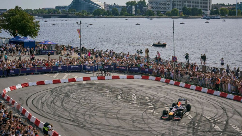 Rīgas pašvaldība: Pēc “Red Bull Showrun” šova uz brauktuves palikušās riepu pēdas izzudīs pašas