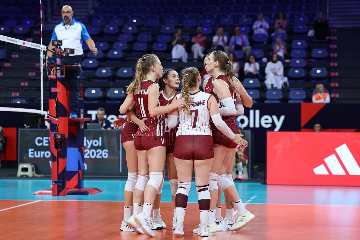 Latvijas volejbolistes Eiropas čempionātā piecos setos zaudē Slovēnijai