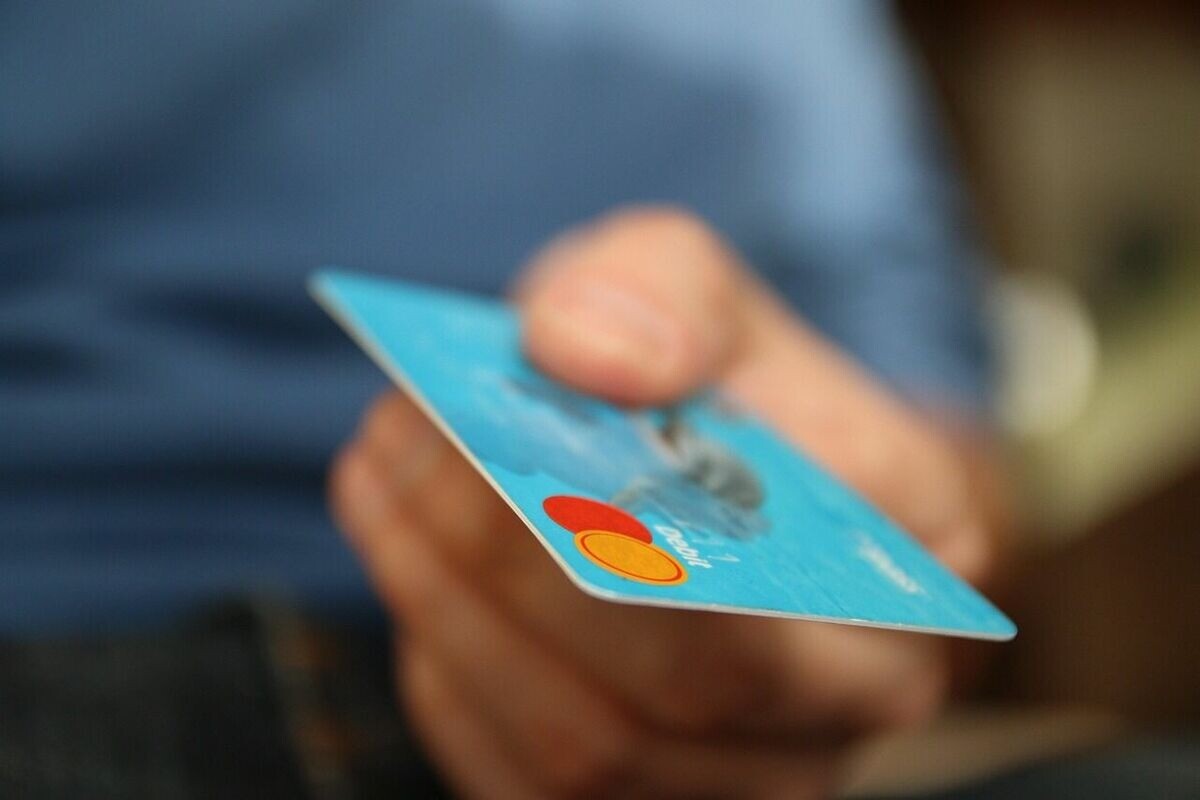 Aptauja: Latvijā 54% bērnu pirmā bankas karte ir septiņu līdz desmit gadu vecumā