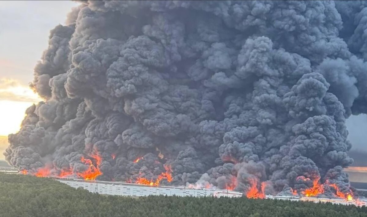 Video: Pēc Ukrainas dronu trieciena Piemaskavā aizdegušās noliktavas