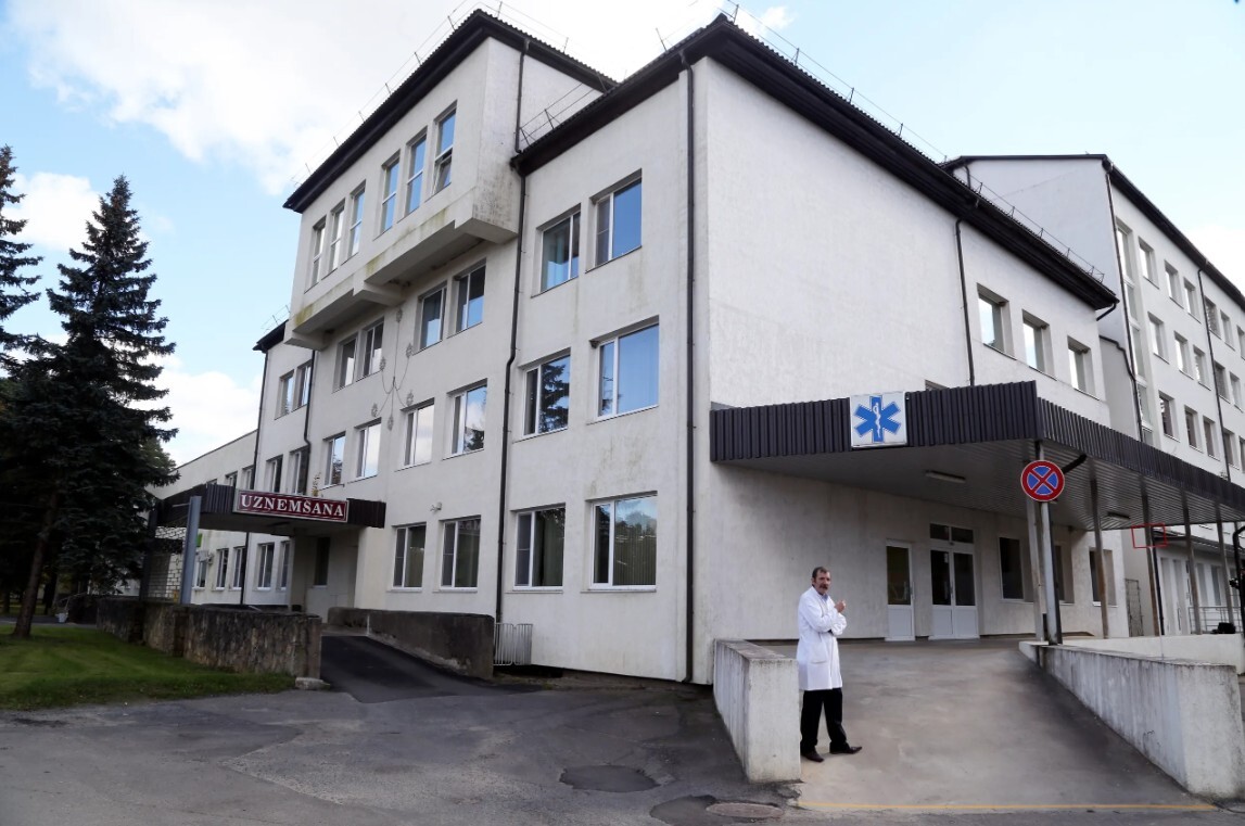 Pēc piedzīvotā uzbrukuma ārstam Jēkabpils slimnīca mudina noteikt drošības standartus uzņemšanas nodaļām
