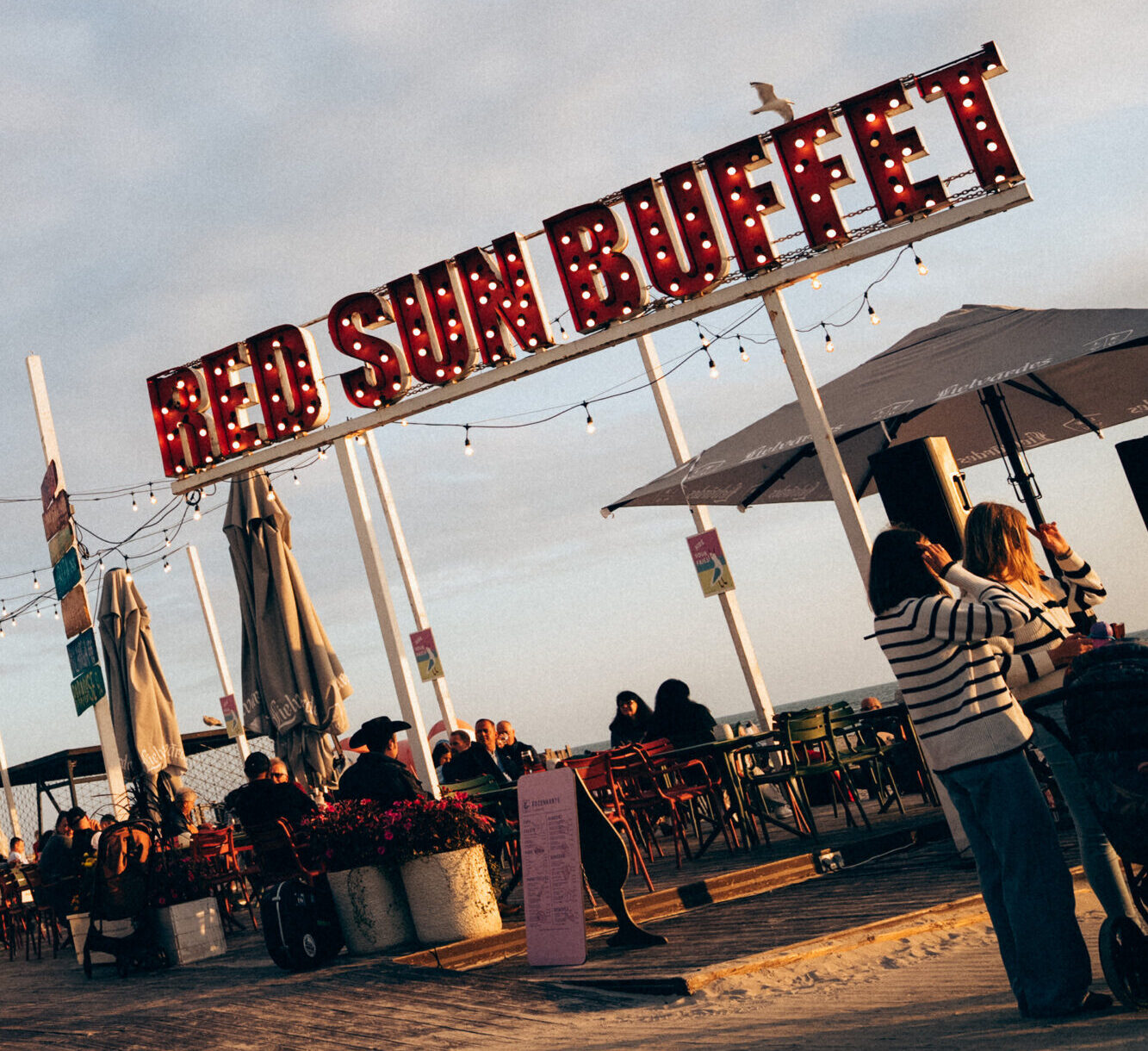 7 koncerti pie jūras – Red Sun Buffet vasaras izskaņā