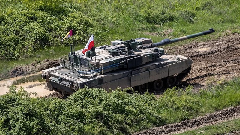 Polija saņēmusi 28 Dienvidkorejā ražotus tankus, ko izvietos pie robežas ar Krieviju