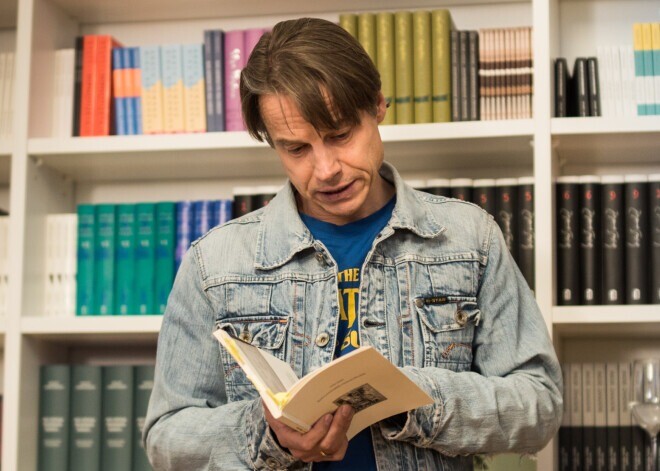 Miris rokmūzikas pētnieks un mūzikas apskatnieks Klāss Vāvere