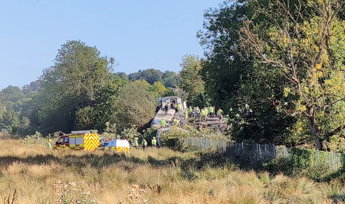 Anglijā noskrienot no sliedēm pasažieru vilcienam, 11 ievainotie