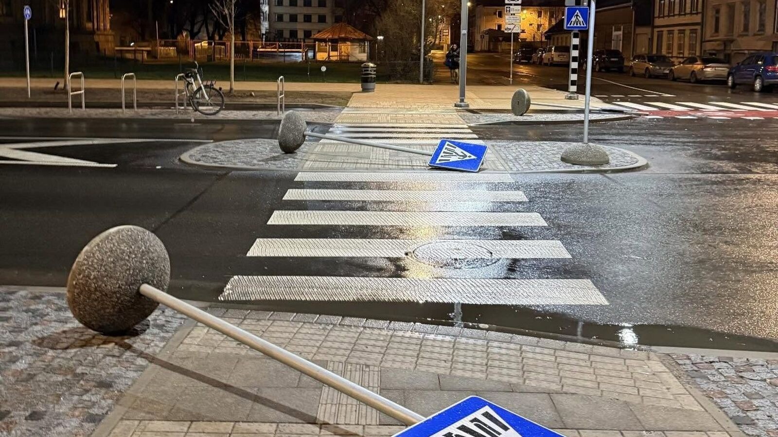 Stiprais vējš nodarījis būtiskus bojājumus Rīgas infrastruktūrai
