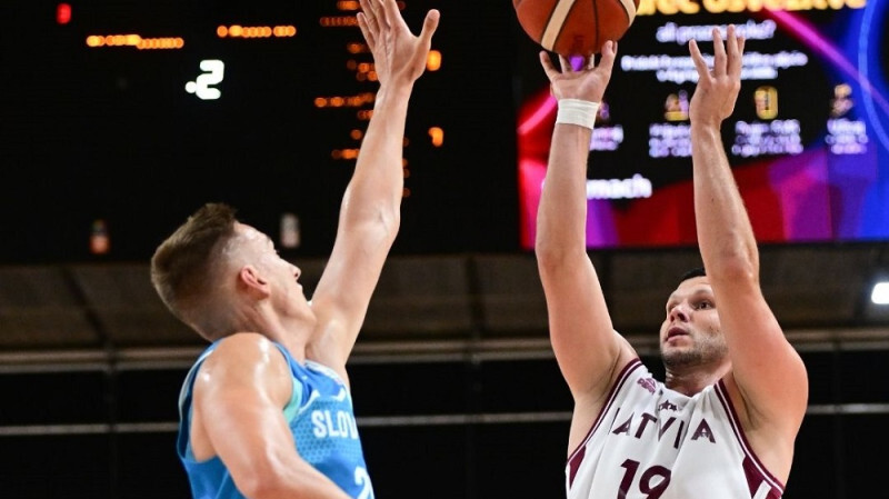 Latvijas basketbolistiem Ļubļanā zaudējums pārbaudes spēlē ar Slovēniju