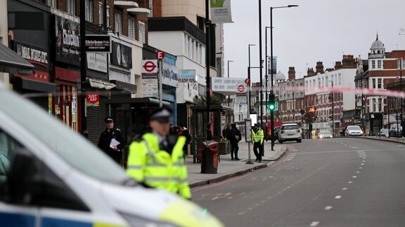 Londonas centrā sieviete sadur četrus vīriešus