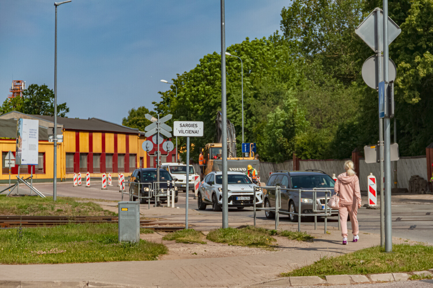 Plāno mainīt vakara “logu” uz Raiņa ielas pārbrauktuves