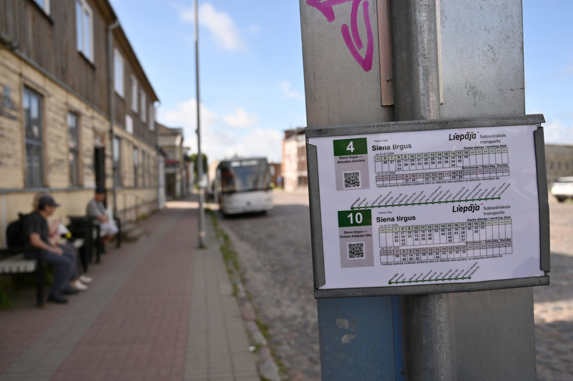 Pasažieriem liek pārsēsties, bet pieturas nav sagatavotas: uzlabojumi būšot tikai pakāpeniski