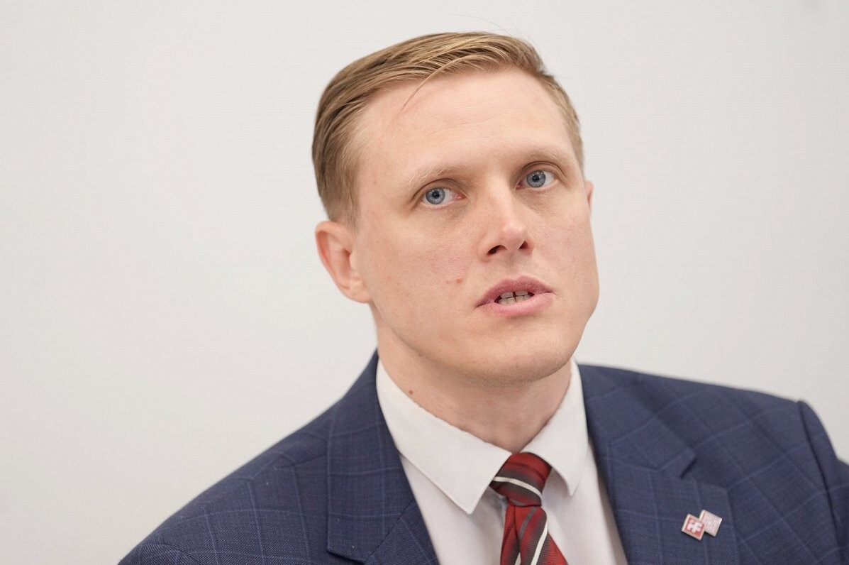 “Stabilitātei!” deputāti gatavo pieprasījumu par iekšlietu ministra Dombravas demisiju