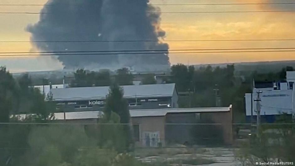 Pēc Ukrainas dronu uzbrukuma Orenburgā aizdedzies lielākais “Ozon” loģistikas centrs Krievijā