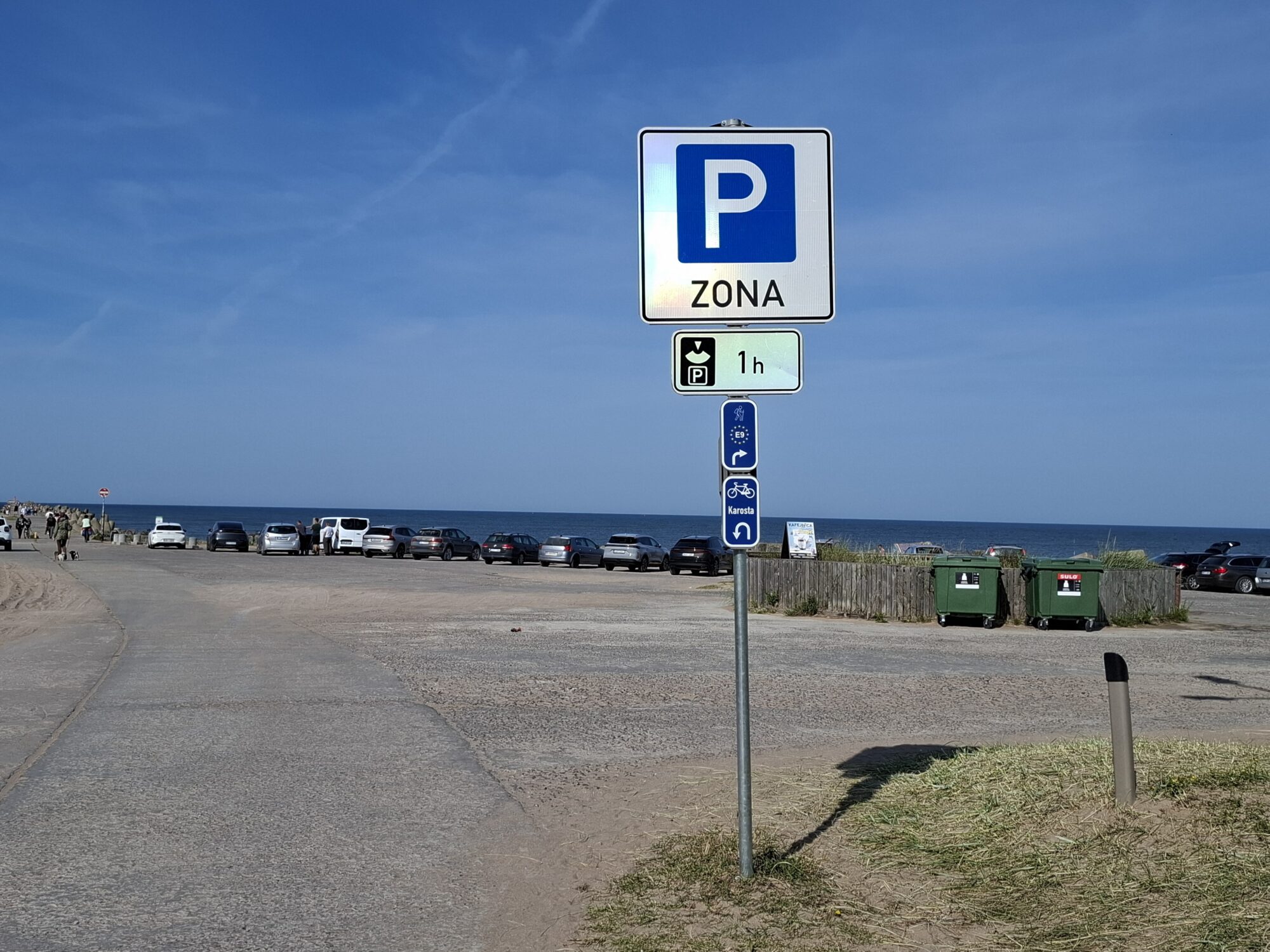 Lai pietiktu vietas saulrieta baudītājiem: Pie Ziemeļu mola ierobežo auto stāvēšanas laiku