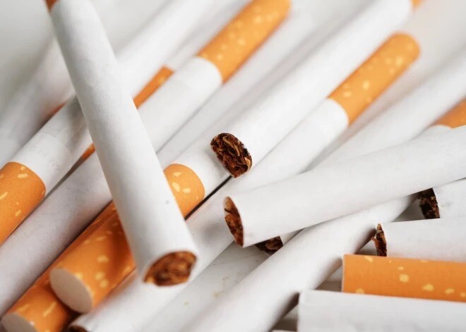 Policija: Latvijā un kaimiņvalstīs noziedznieki sadarbojas nelegālo cigarešu ražošanā