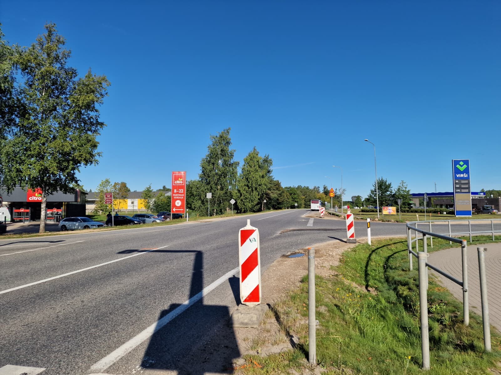 Kurzeme: Brocēnos uzsākta luksofora un veloceliņa izbūve