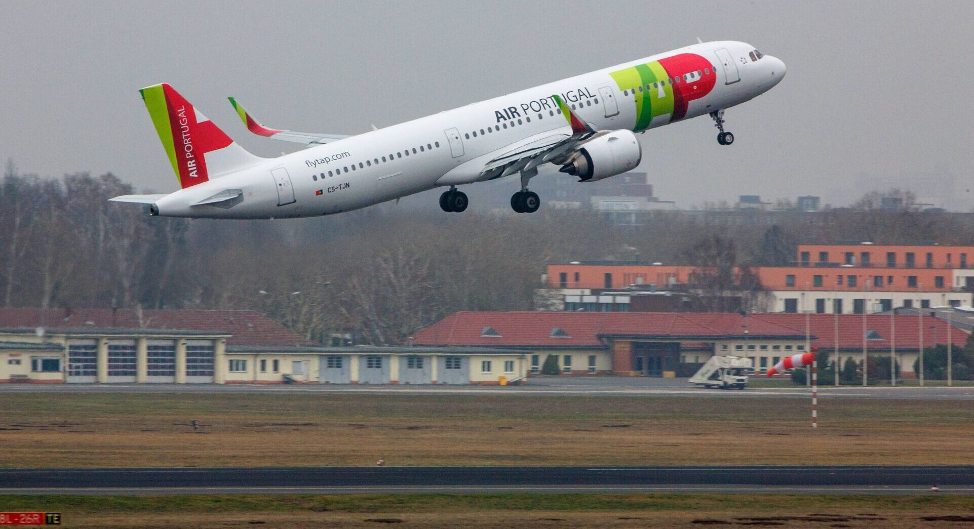 Portugāles valdība pagarina sarunas par aviokompānijas TAP privatizāciju