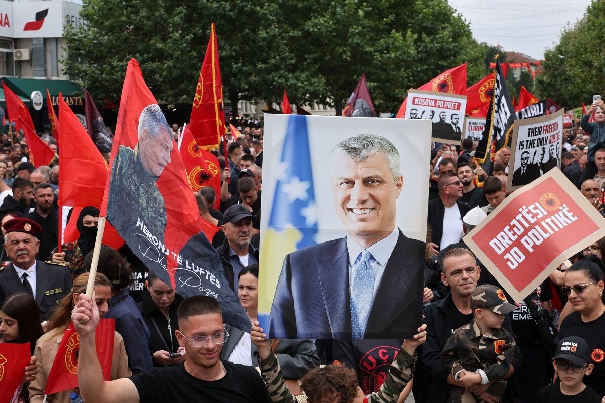 Kosovā tūkstošiem cilvēku protestē pret Tači notiesāšanu par kara noziegumiem