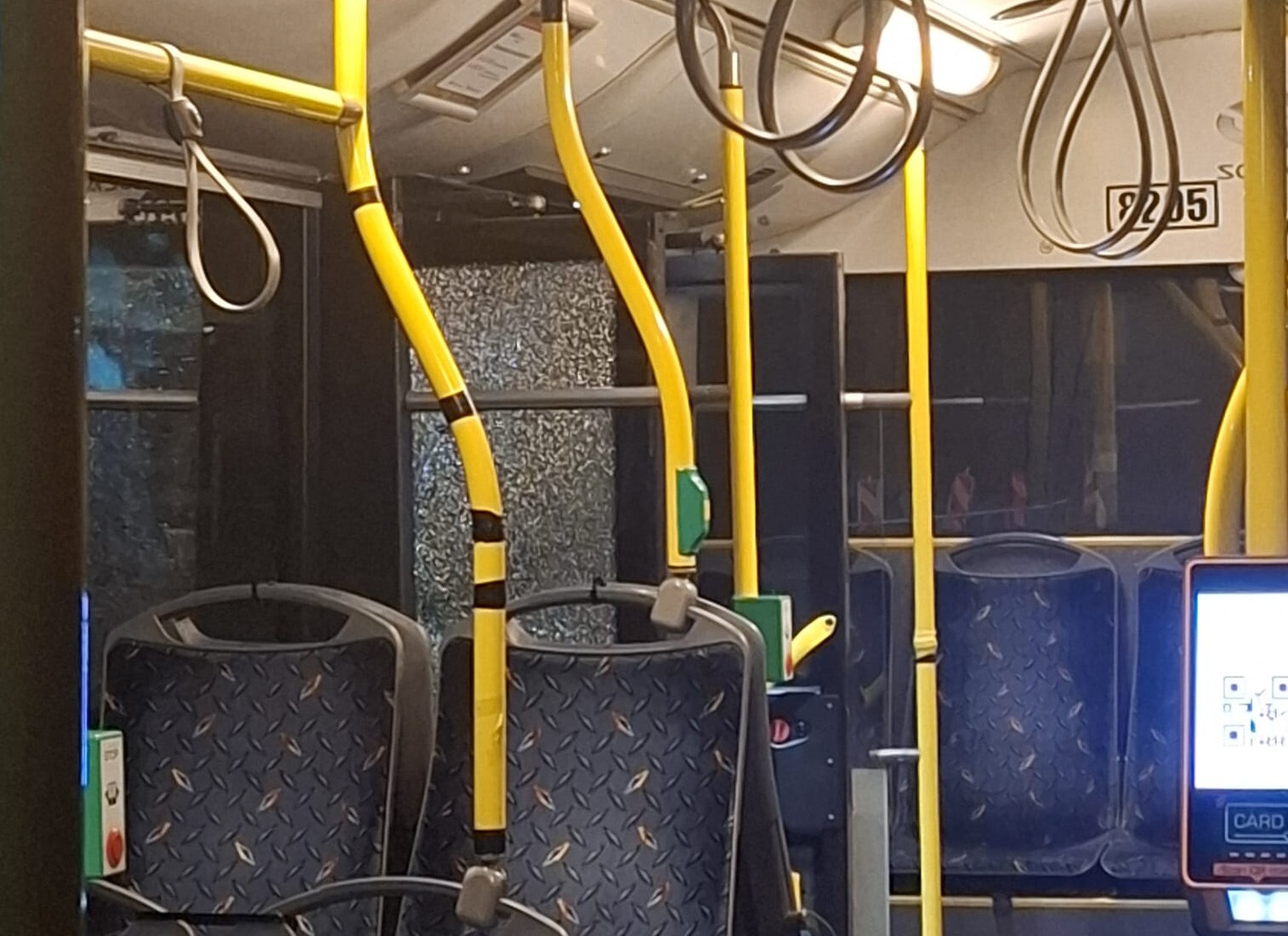 Video: Sestajam autobusam Krūmu ielā sašauj durvju stiklu