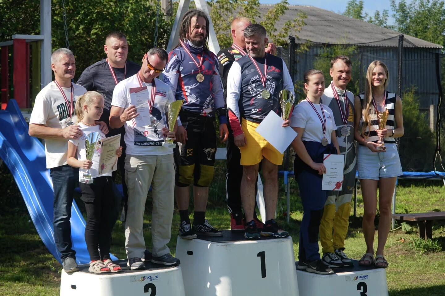 Latgale: Grīvas lidlaukā sacentās izpletņlēcēji