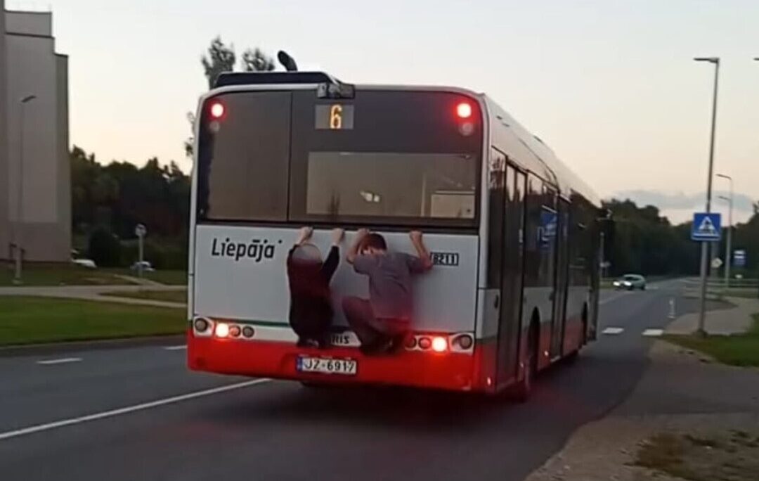 Bīstama izklaide Liepājas ielās: Zēni pieķērušies braucoša autobusa aizmugurei