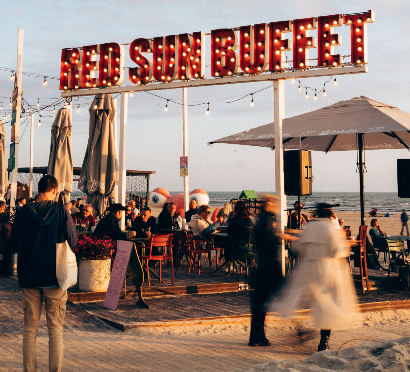 “Red Sun Buffet” noslēdz 17. sezonu Liepājas pludmalē