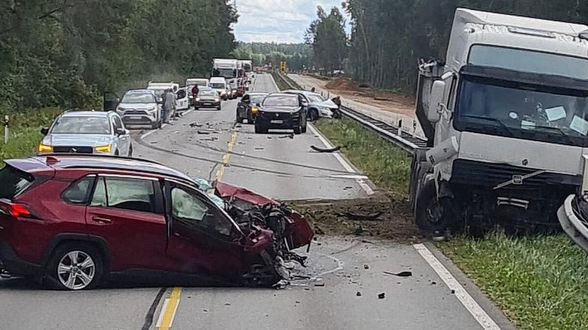 Video: Triju auto sadursmē uz Daugavpils šosejas gājis bojā viens cilvēks, bet četri cietuši