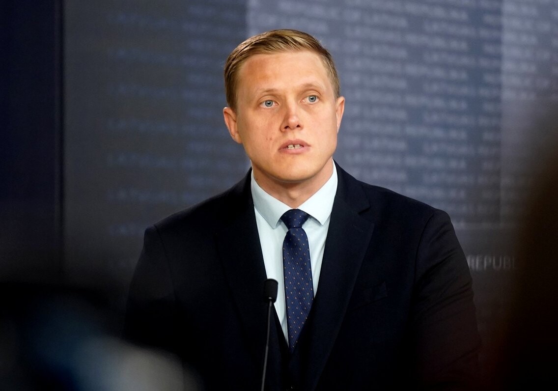 Dombrava iztur uzticības balsojumu Saeimā