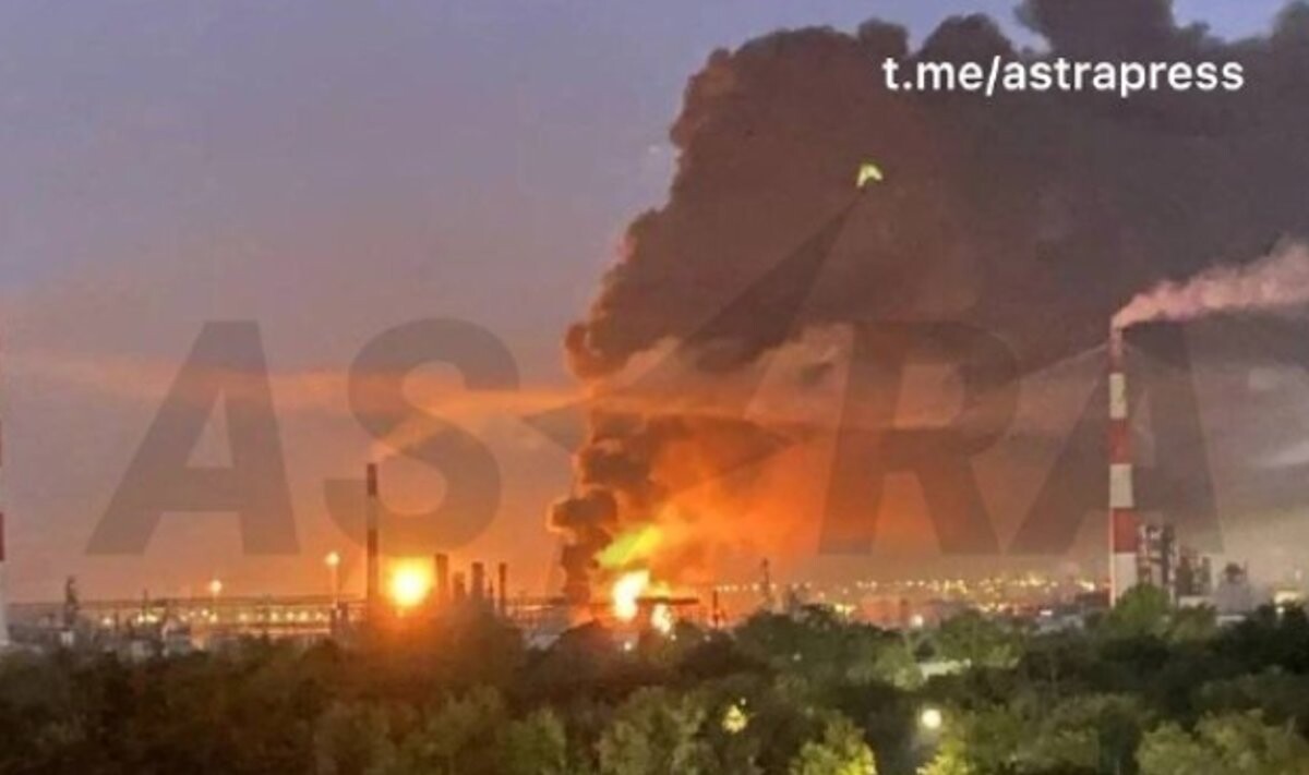 Ukrainas lidroboti izraisa ugunsgrēku naftas pārstrādes rūpnīcā Samarā