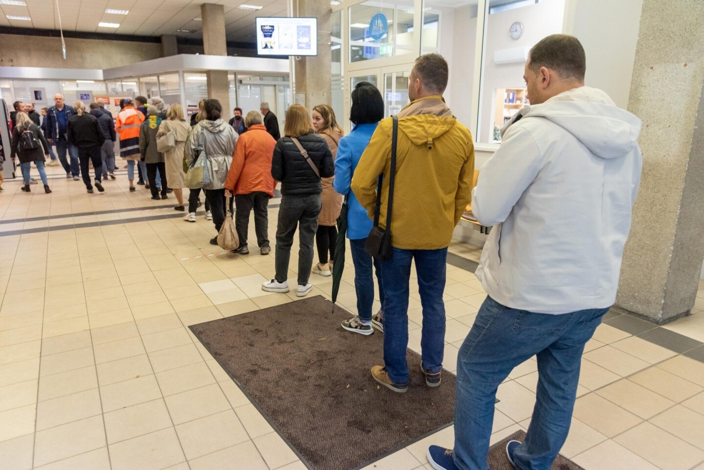 Rīgas tirdzniecības centros esošajos vēlēšanu iecirkņos pirmajā pusstundā izveidojušās vēlētāju rindas