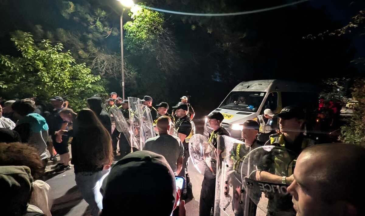 Video: Lielbritānijā protestētāji bloķē migrantu nogādāšanu valsts iekšienē