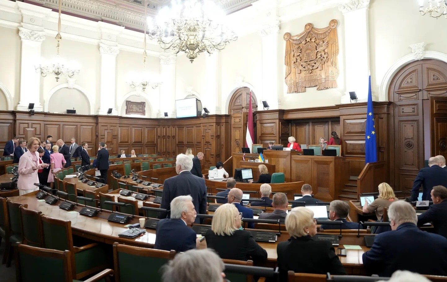 Saeima pieņem kārtību, kas ļaus valstij pārņemt daļu nepieprasītas naudas slēgtos kontos