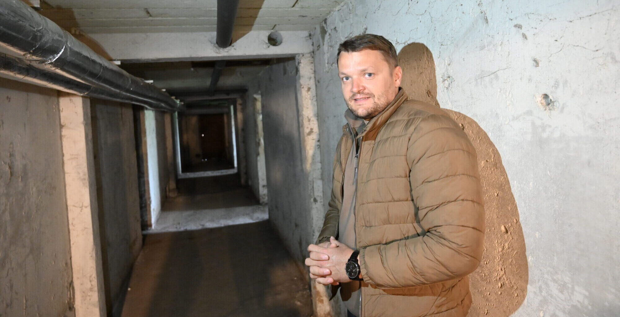 Foto: Kur paslēpties krīzes brīdī? Liepājā sāk ierīkot patvertnes, bet vietas visiem nepietiks