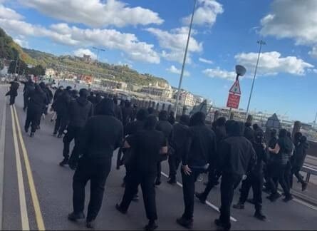 Lielbritānijā protestētāji īslaicīgi bloķē piekļuvi Duvras ostai