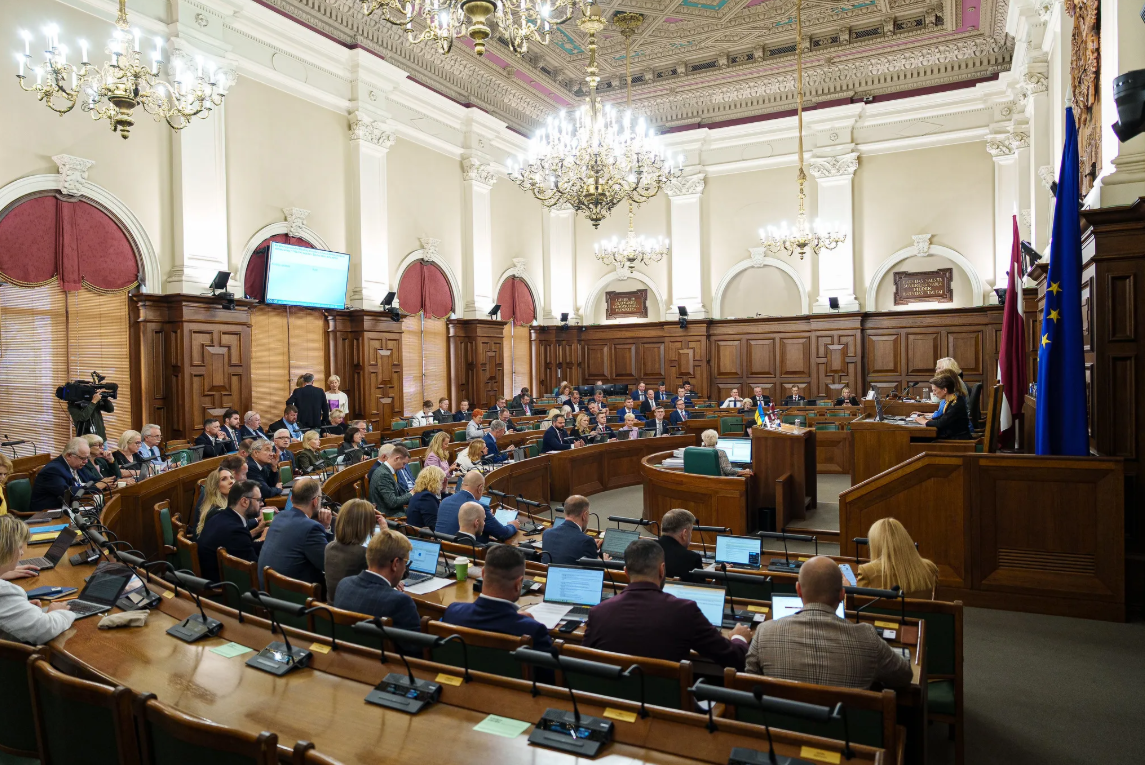 Savākti 10 000 parakstu par iniciatīvu samazināt Saeimas deputātu skaitu līdz 70