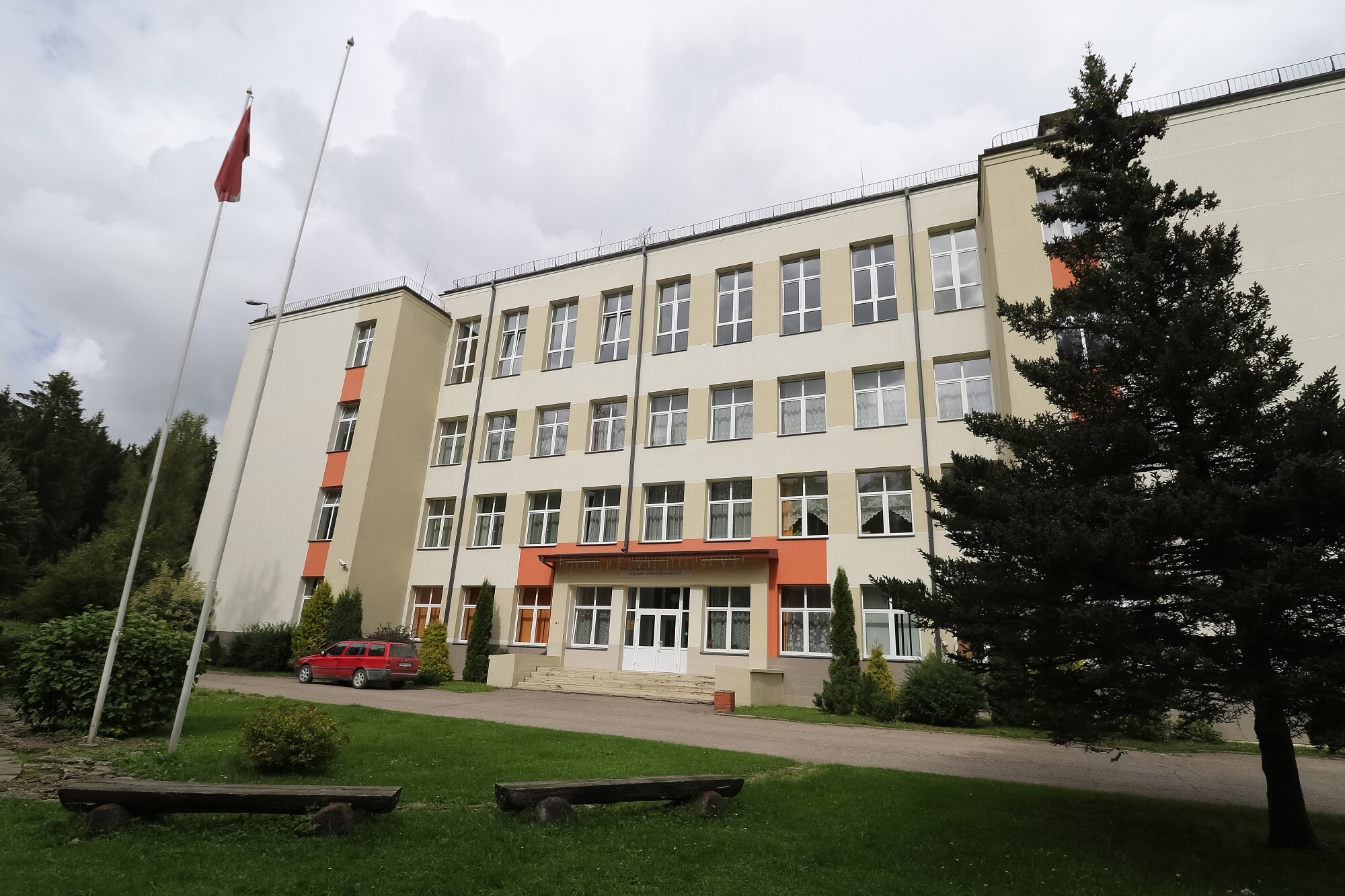 Dienvidkurzemes novada pašvaldība ar 38 800 eiro sākumcenu izsolīs Vaiņodes internātpamatskolu
