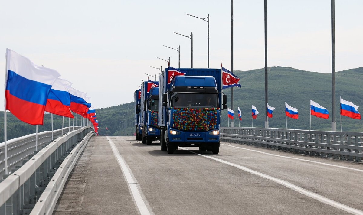 Atklāts pirmais autosatiksmes tilts starp Krieviju un Ziemeļkoreju