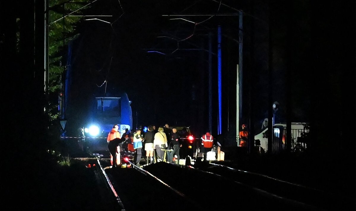 Francijā vilcienam noskrienot no sliedēm, ievainoti 44 cilvēki