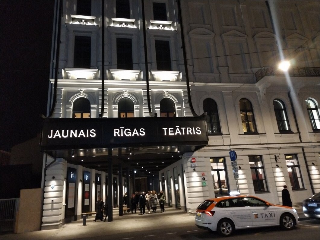 Jaunais Rīgas teātris applūdušu telpu dēļ evakuē skatītājus un atceļ trīs izrādes