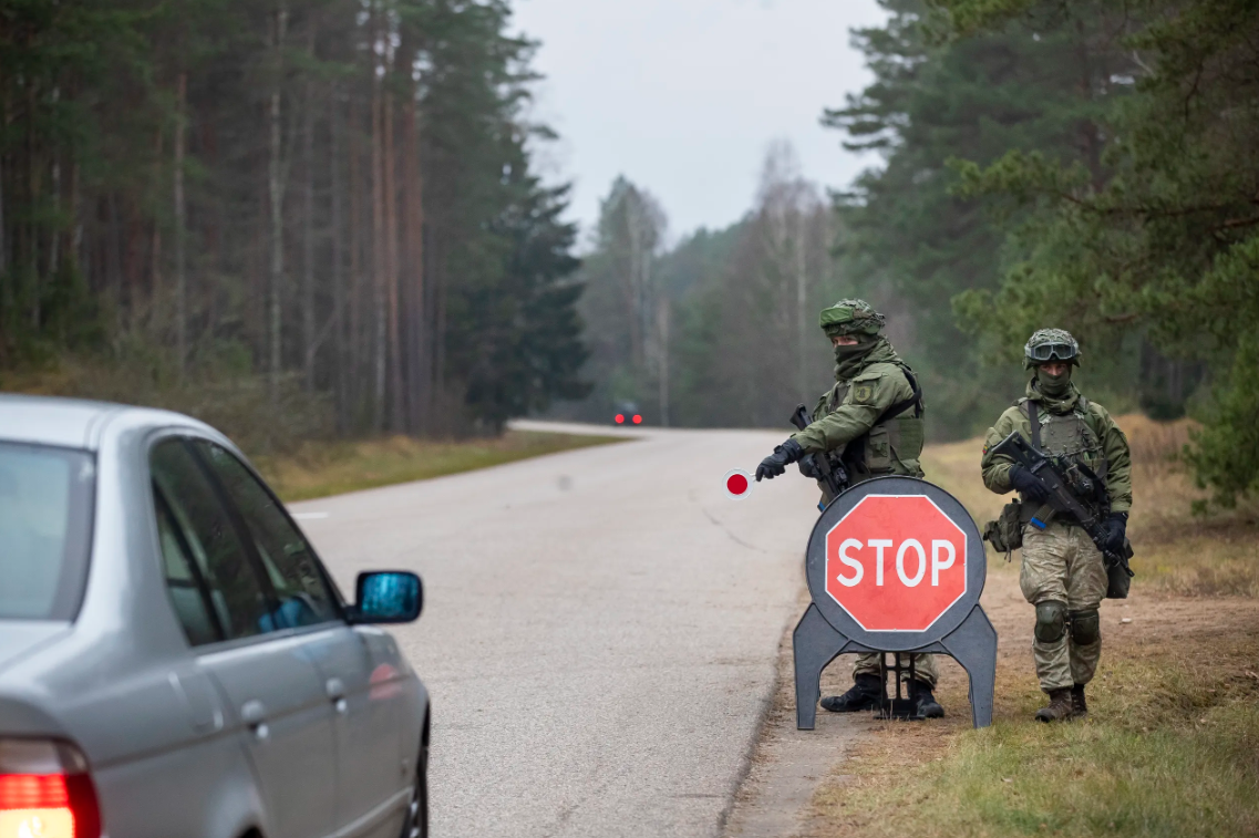 Lietuvas robežsargi piespieduši doties atpakaļ uz Baltkrieviju 11 migrantus