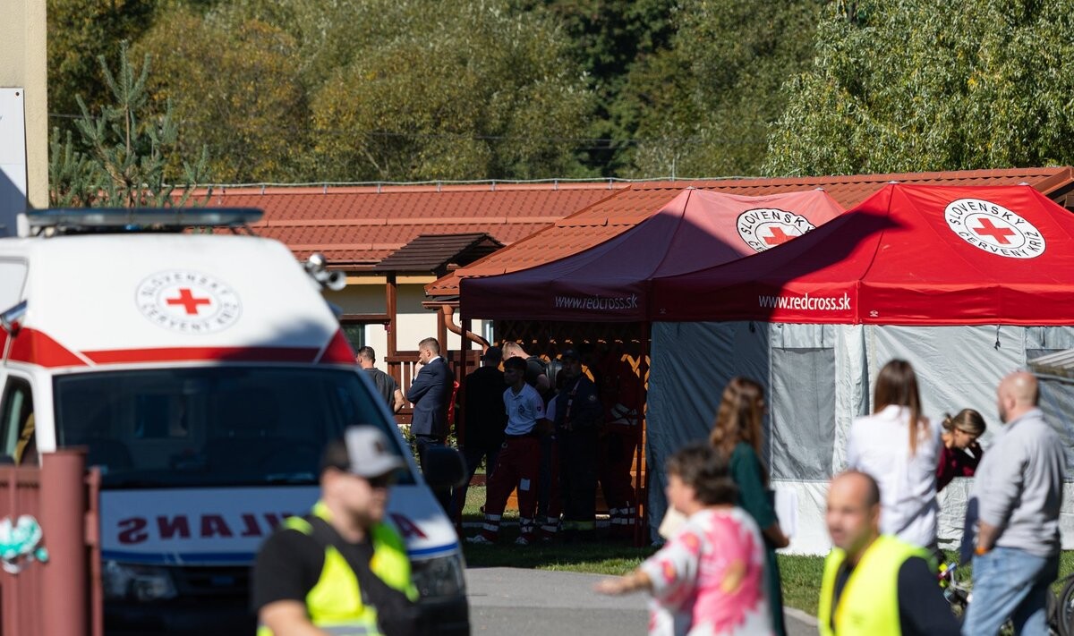Slovākijas skolā viens cilvēks uzbrukumā nogalināts, divi ievainoti