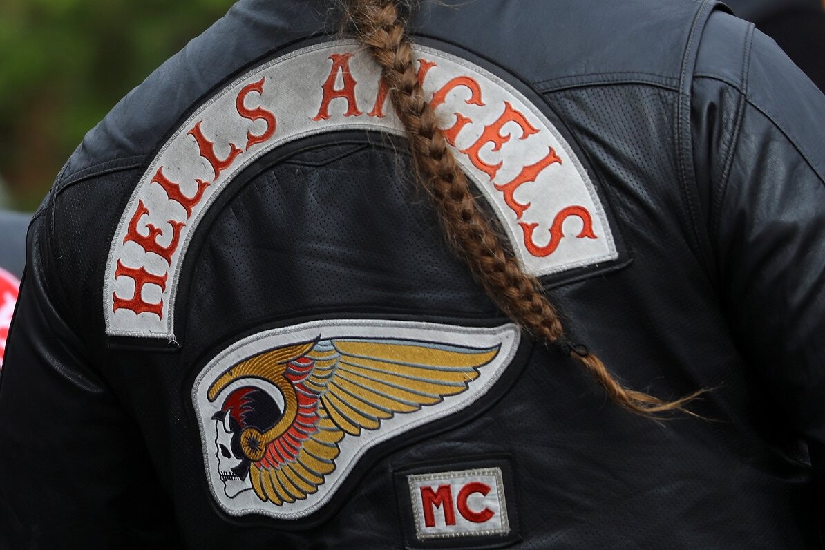 Policija Vācijā un citur Eiropā veic reidus pret naudas atmazgāšanas tīklu un “Hells Angels” bandu