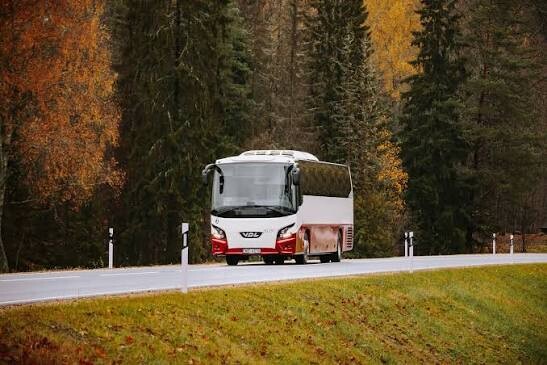 Šoferu trūkuma dēļ pirmdien atcelti autobusu reisi starp Saldu un Liepāju