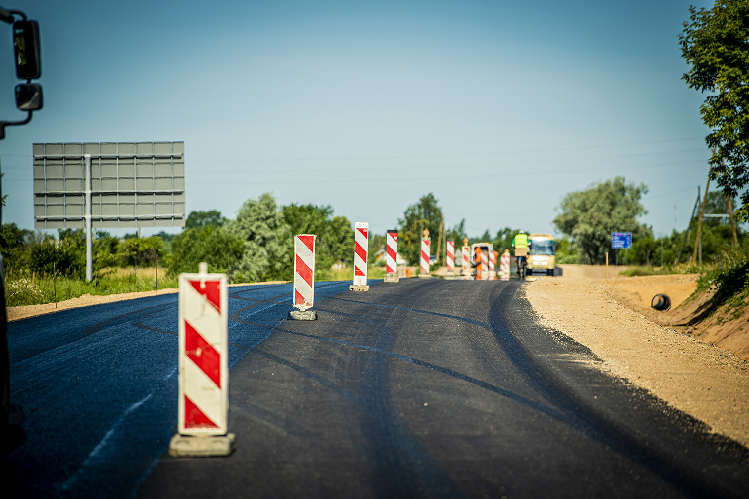 Būvdarbi turpinās 50 valsts autoceļu posmos; vietām jārēķinās ar 45 minūtēm ceļā