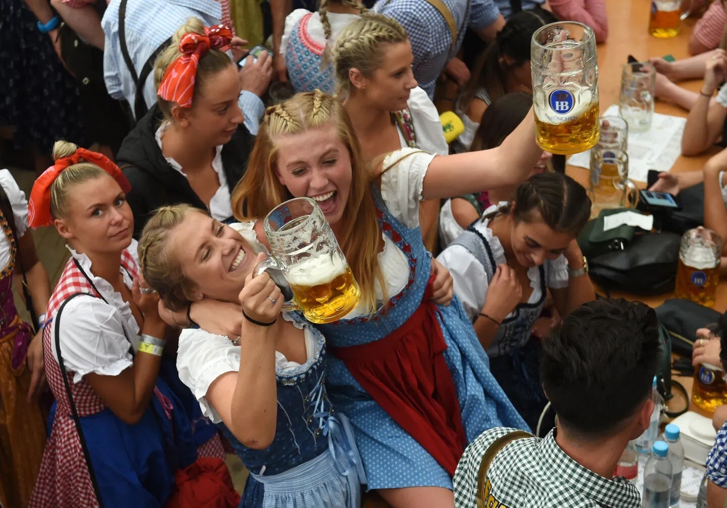 Minhenē atklāts oktoberfests