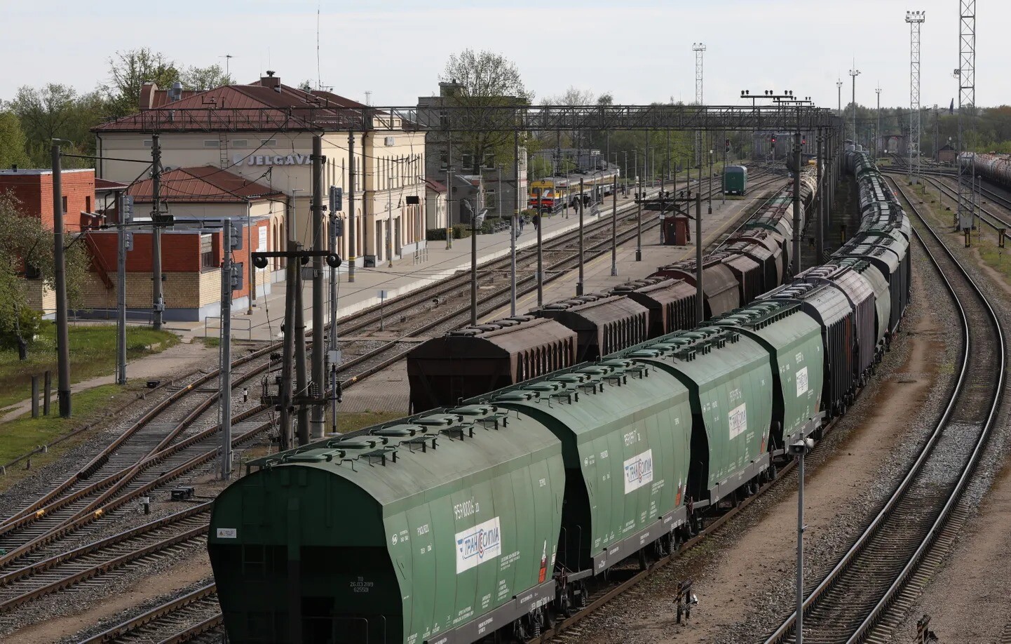 “LatRailNet” vēl nav sākusi piemērot palielināto dzelzceļa infrastruktūras lietošanas maksu Krievijas graudu tranzītam
