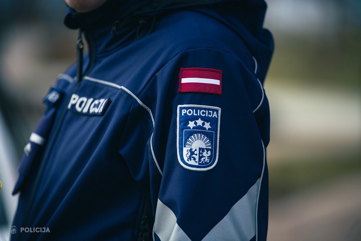 Video: Draudēja piekaut un izvarot – Liepājā pēc aculiecinieces iejaukšanās aiztur vīrieti, kurš terorizēja bērnus