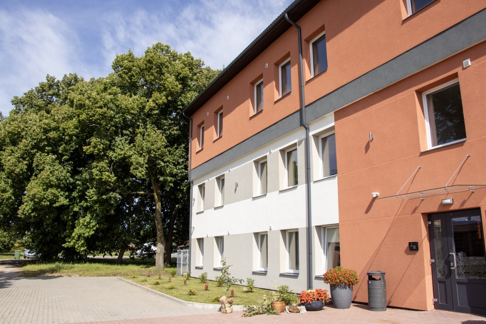 Kurzeme: Tukumā atklāj modernu daudzdzīvokļu māju