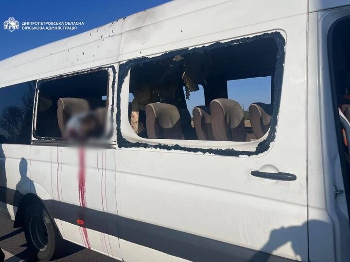 Krievijas drona triecienā autobusam Ukrainas Dņipropetrovskas apgabalā nogalināti pieci cilvēki