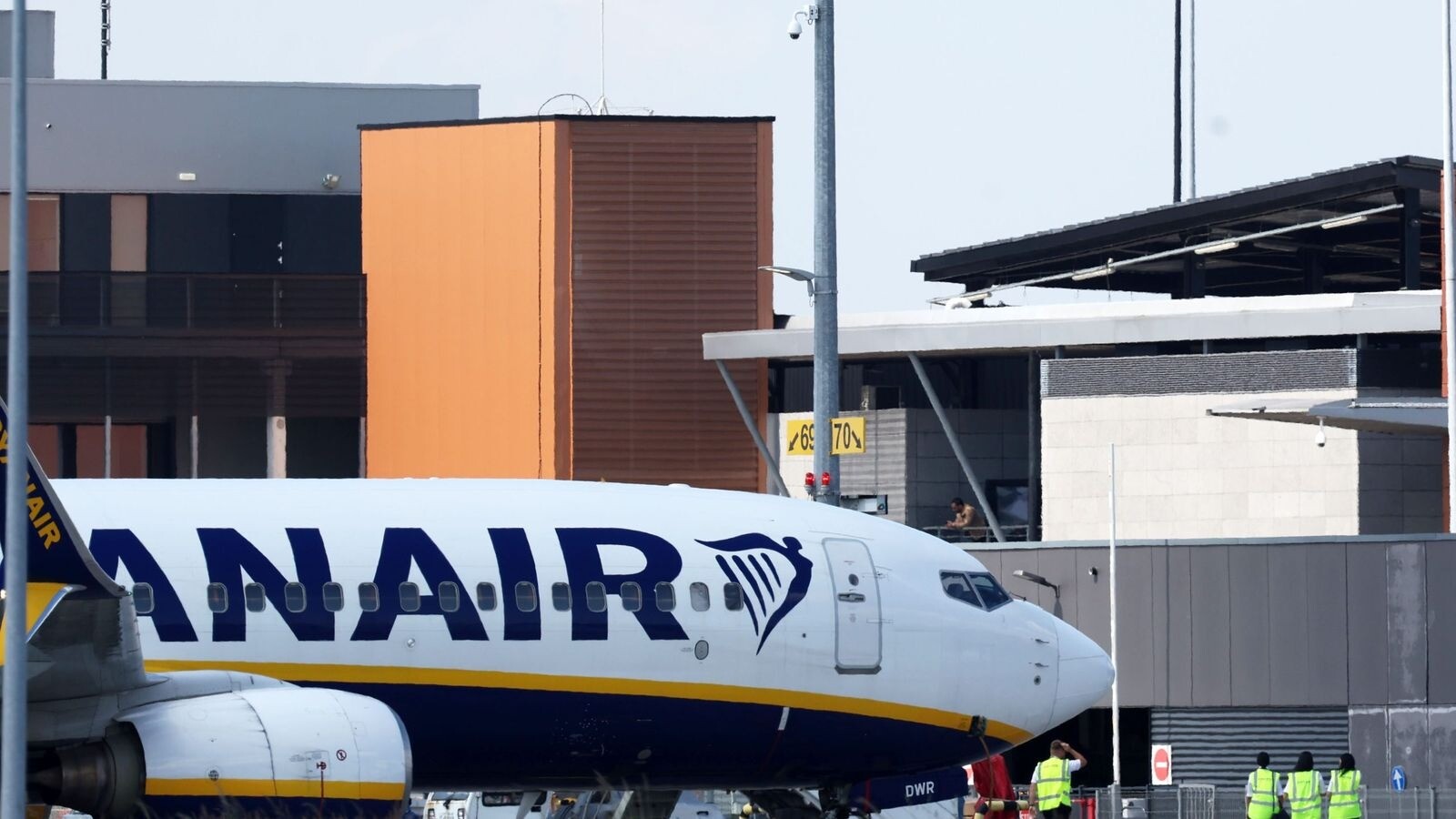“Ryanair” ziemas sezonā Rīgas bāzē saglabās divas lidmašīnas; atcels četrus galamērķus